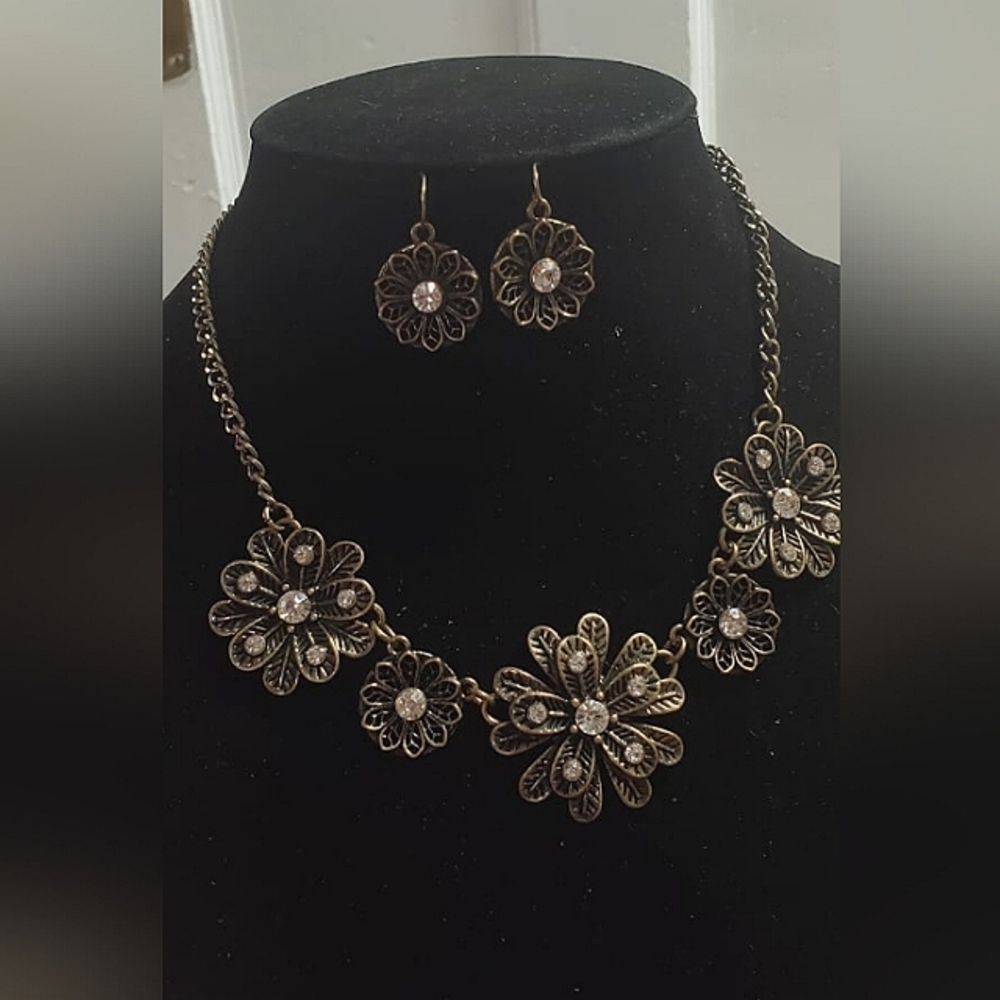 Vintage Bronze Large Flower Pendant necklace Cluster. 🌴